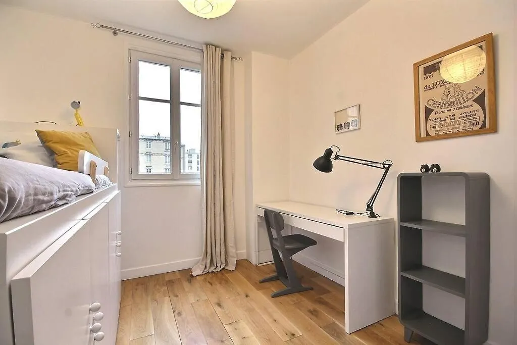 Gambetta Family Pad Apartment Paris